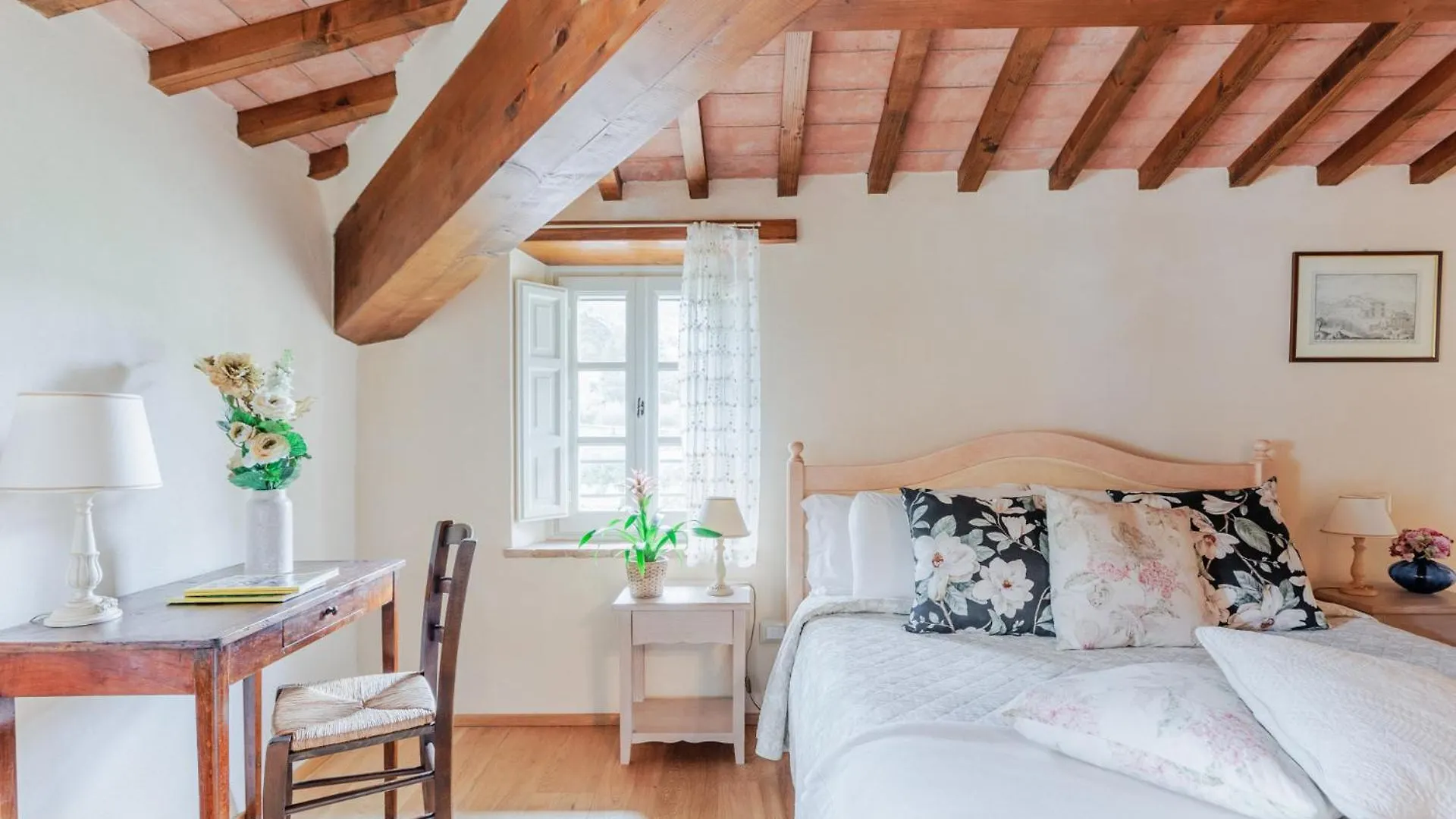 SantʼAndrea di Compito Dimora Delle Camelie, A Traditional Stylish House וילה SantʼAndrea di Compito
