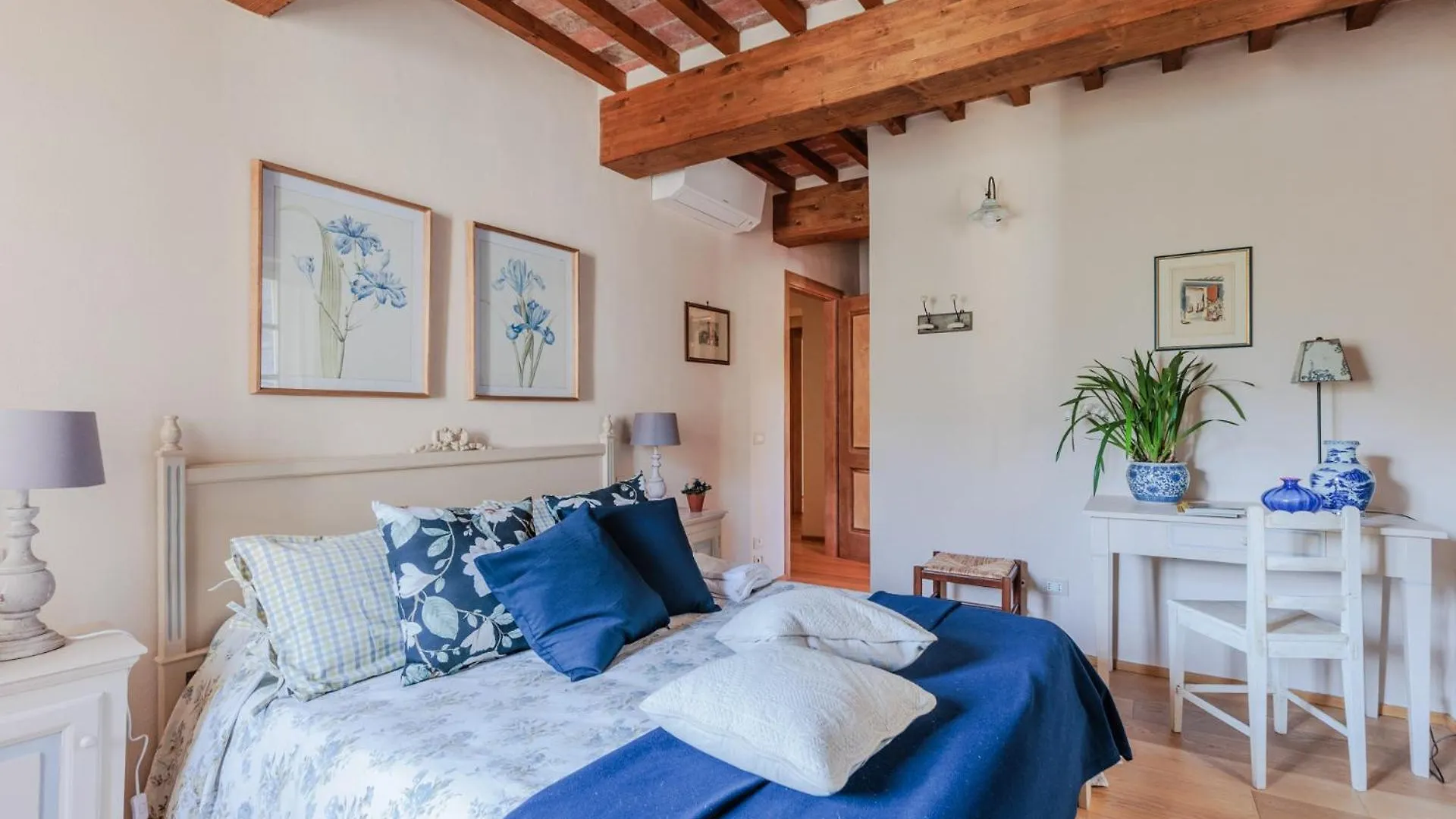 וילה SantʼAndrea di Compito Dimora Delle Camelie, A Traditional Stylish House