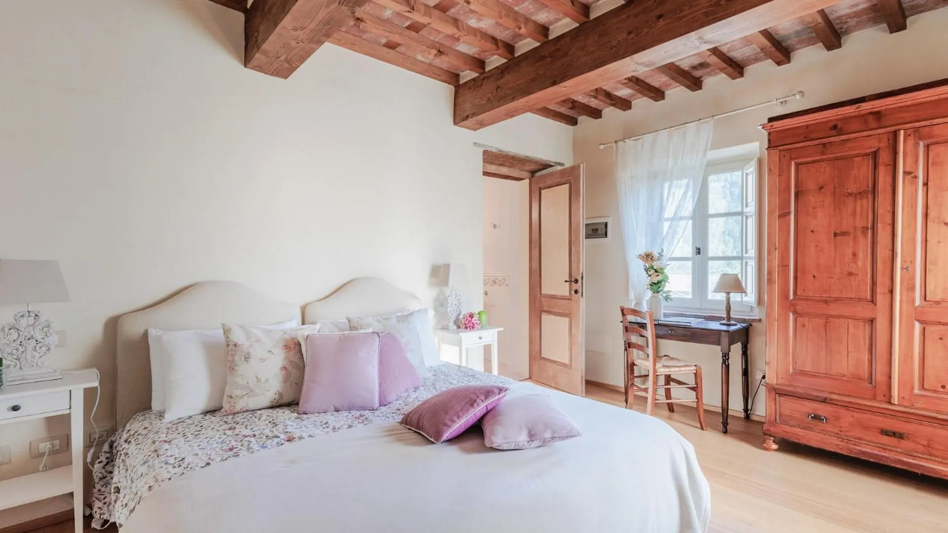 SantʼAndrea di Compito Dimora Delle Camelie, A Traditional Stylish House איטליה