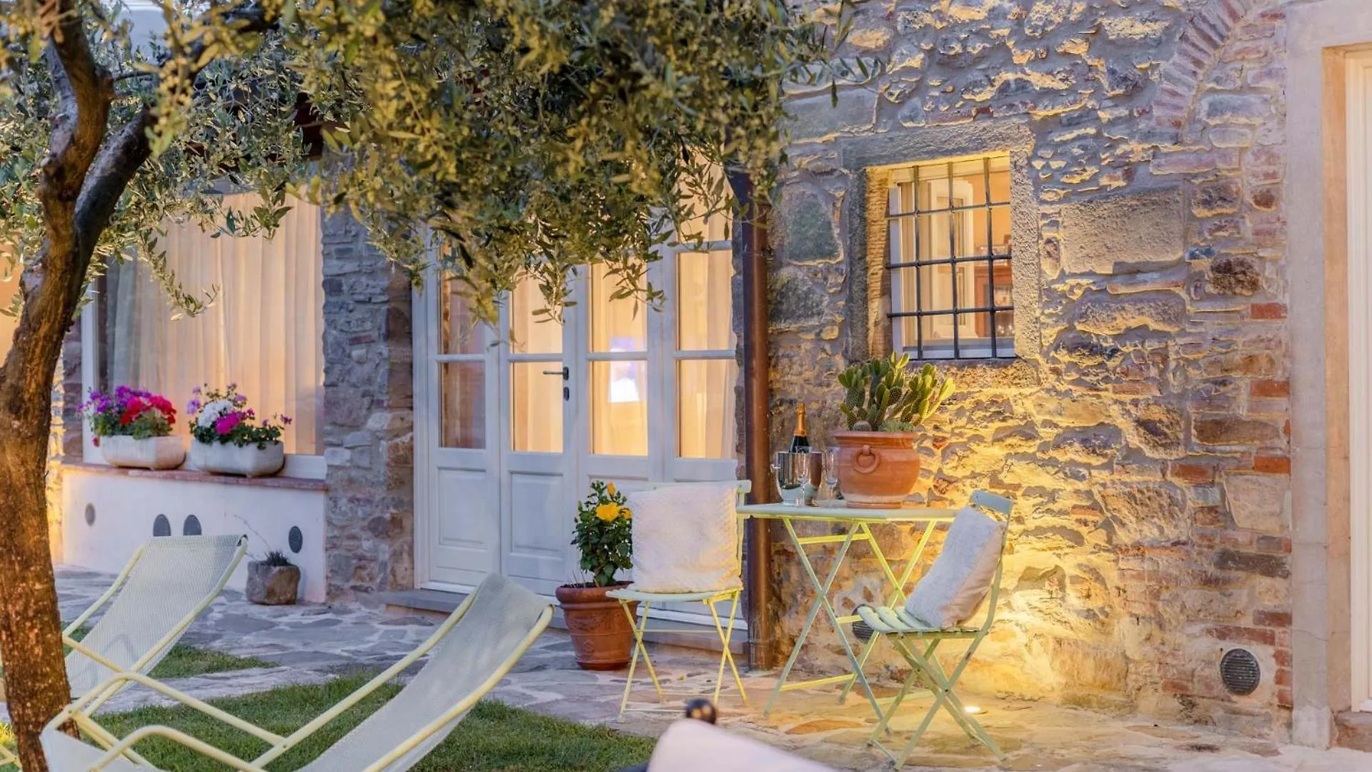 וילה SantʼAndrea di Compito Dimora Delle Camelie, A Traditional Stylish House