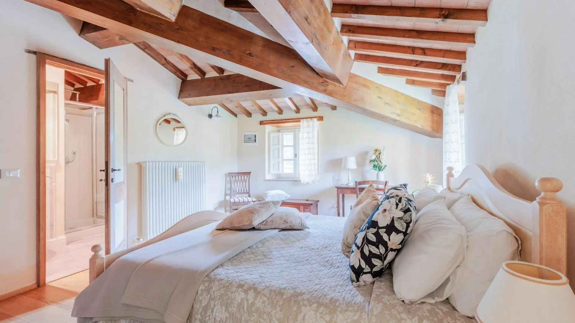 וילה SantʼAndrea di Compito Dimora Delle Camelie, A Traditional Stylish House איטליה