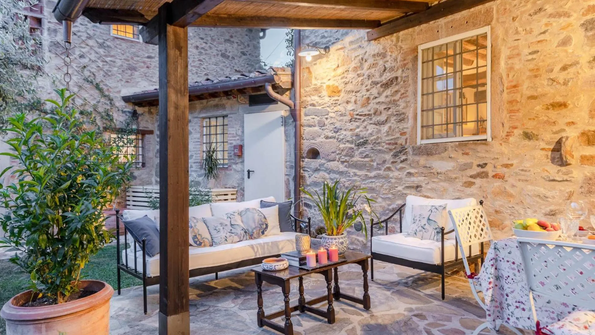 SantʼAndrea di Compito Dimora Delle Camelie, A Traditional Stylish House